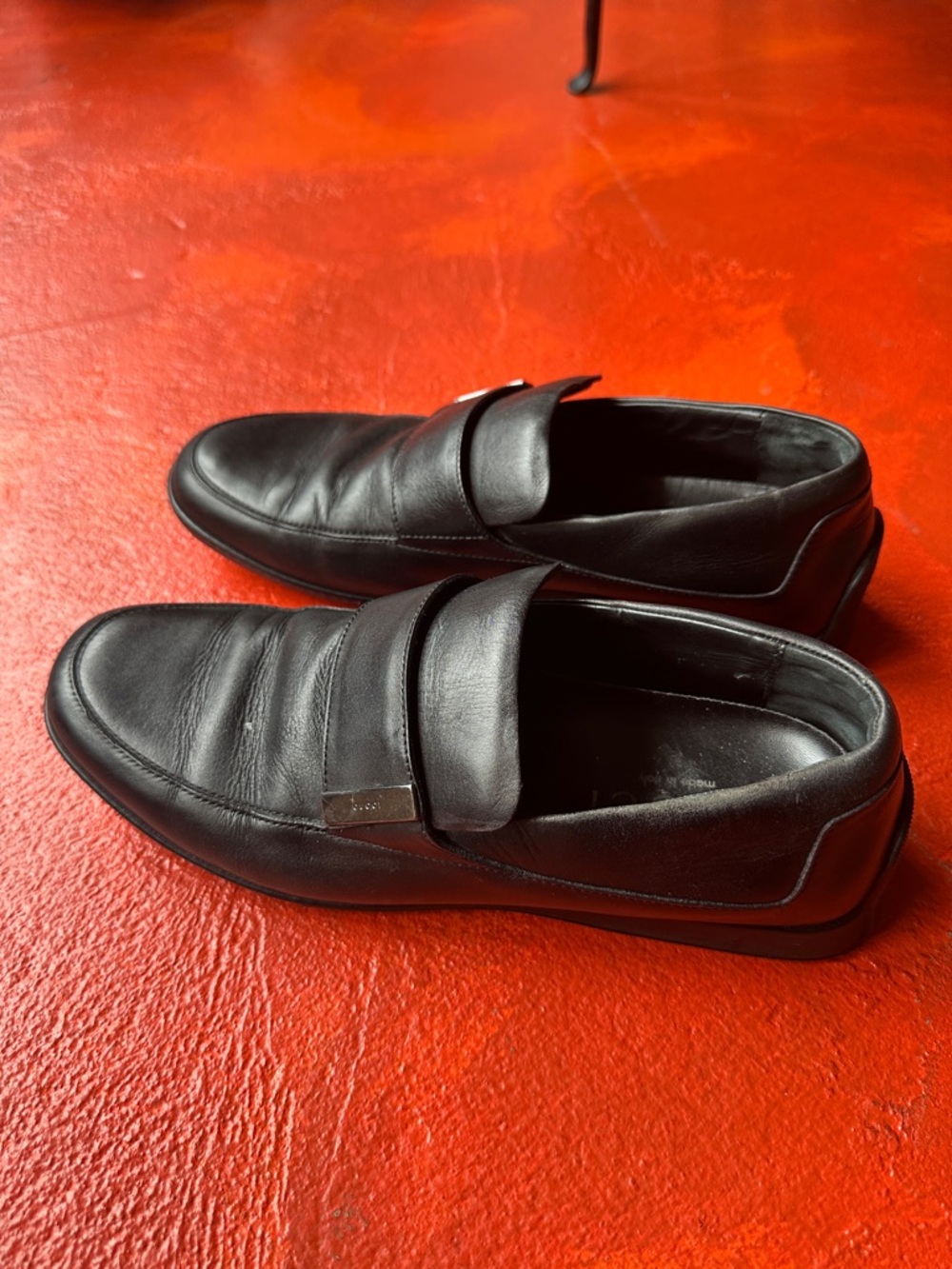 Gucci Black Leather Slip-On Loafers with Minimal Strap